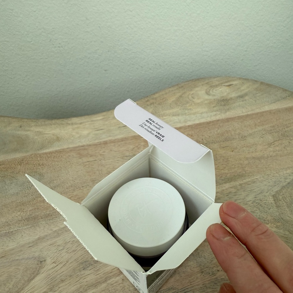 IT Cosmetics Confidence in a Cream with Silver Accents - Picture 11 of 11